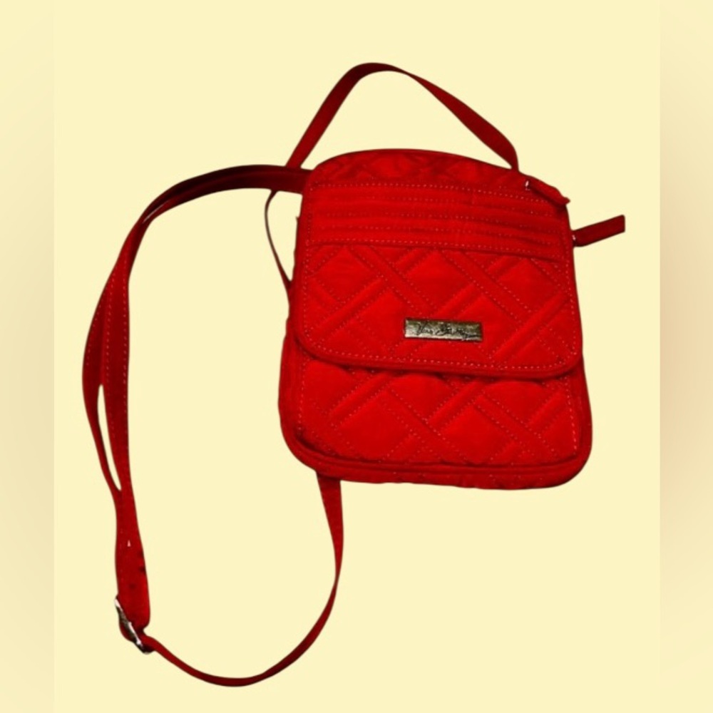❤️VERA BRADLEY CROSSBODY! Cherry red purse! Gorgeous pattern! ❤️